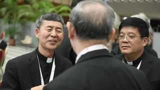 Mons. Yao Shun, obispo de Jining, y Mons. Yang Yongqiang, obispo de Zhouchun (derecha), de la República Popular China, en el Sínodo sobre la Sinodalidad en octubre de 2023