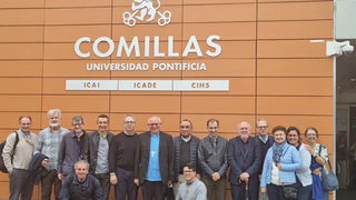 Monseñor Raúl Biord visita la Facultad de Teología de Comillas