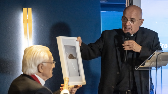 José Luis Sánchez hace entrega del recuerdo al padre Ángel
