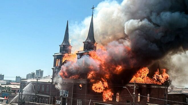Antigua iglesia de San Francisco, en Iquique, ardiendo