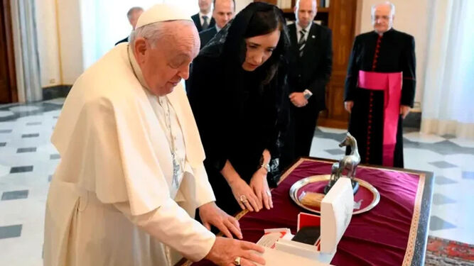 Papa Francisco y Victoria Villarruel
