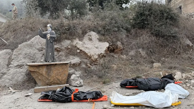 Víctimas del bombardeo israelí en la ocalidad de Aitou, norte de Líbano