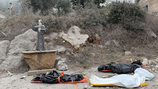 Víctimas del bombardeo israelí en la ocalidad de Aitou, norte de Líbano