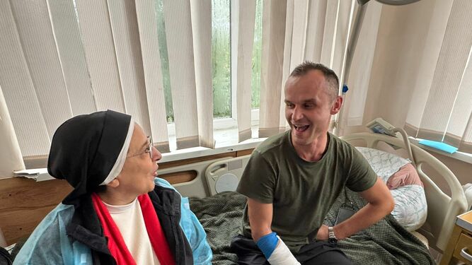 Sor Lucía con un herido en la guerra de Ucrania