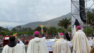 Chomali muestra la cruz ante los jóvenes de Santa Teresa de los Andes