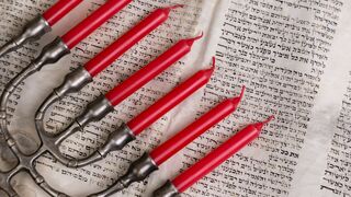 La menorá y la Torah judías