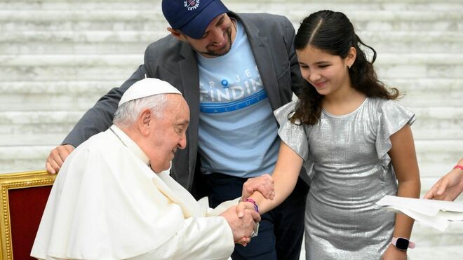 Francisco felicita a Inés, hija de un padre sinodal