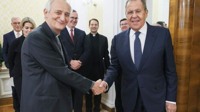 Matteo Maria Zuppi y Serguéi Lavrov en Moscú