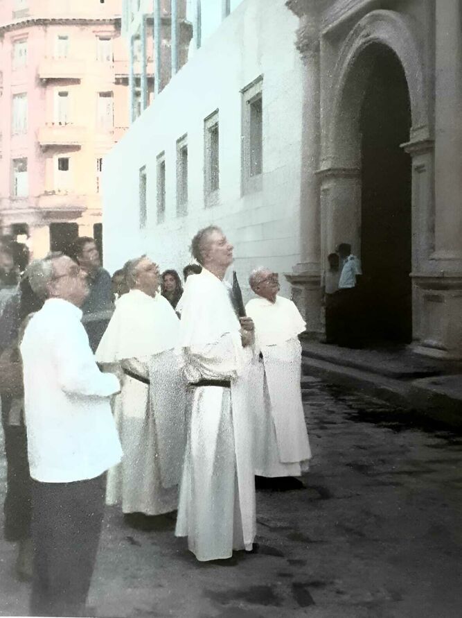 Eusebio Leal Splengler, Historiador de la Ciudad, junto a Fr. Timothy Radcliffe, Fr. Manuel Uña y Fr. José Manuel Fernández, frente al colegio universitario San Gerónimo, el día de su inauguración. La Habana, 2010.