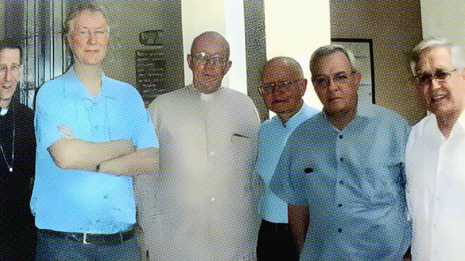 De Izquierda a derecha: Mons. Luigui Bonazzi, Fr. Timothy Radcliffe, Mons. Carlos Manuel de Céspedes García Menocal, Fr. José Manuel Fernández, Dr. Eusebio Leal Spengler, y Fr. Manuel Uña Fernández, OP.