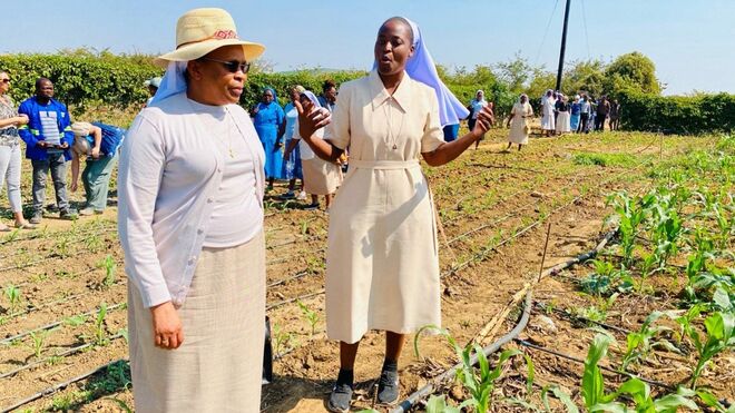Sor Junza Mwangani explica el éxito del proyecto a Sor Jane Wakahiu, responsable del programa Catholic Sisters de la Hilton Foundation