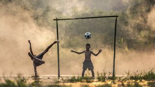 Niños jugando al fútbol