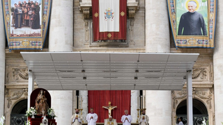 Francisco canoniza a 14 nuevos santos