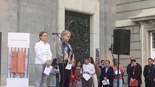 Cobo, al fondo, escucha a las víctimas