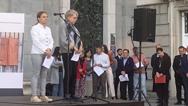 Cobo, al fondo, escucha a las víctimas