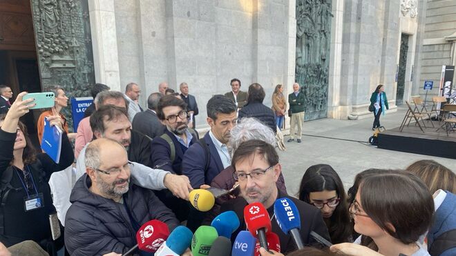 Cobo, ante los periodistas, antes del acto