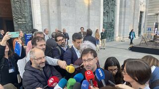 Cobo, ante los periodistas, antes del acto