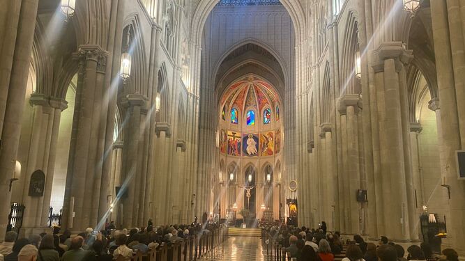 Momento de oración en La Almudena