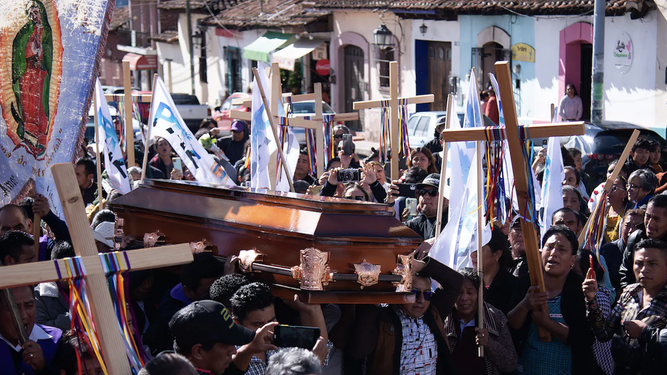 Cientos de indígenas acompañaron el féretro por San Cristóbal de las Casas