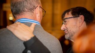 Cobo abraza a una de las víctimas