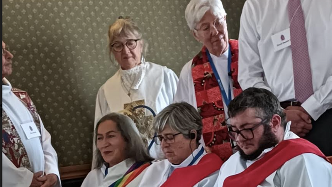 Las tres diaconisas ordenadas:  Loan Rocher, Teresa Riveiro y Txus García