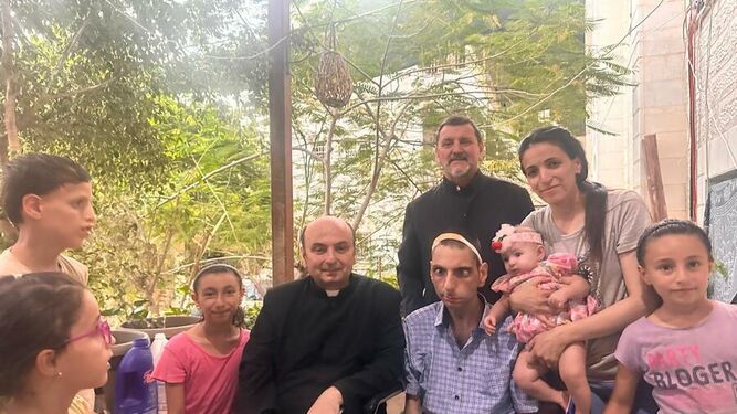 El P.Romanelli con una familia en la parroquia de Gaza