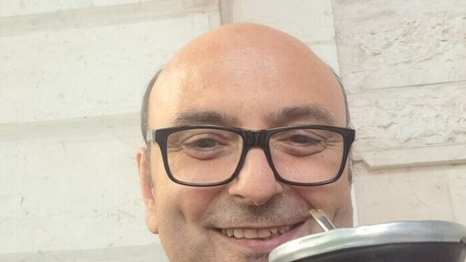 Padre Romanelli tomando mate