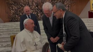 Papa Francisco recibe imagen de Nuestra Señora de la Amazonía