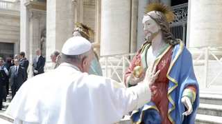 El Papa Francisco, con el Sagrado Corazón de Jesús