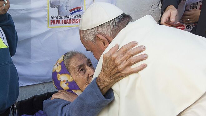Francisco abraza a una anciana