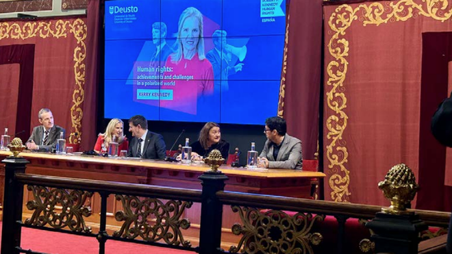 Kerry Kennedy charla con el rector Juan José Etxeberria. A los lados, el decano de la Facultad de Derecho José Ramón Intxaurbe, la presidenta de RFK Human Rights Spain María Díaz de la Cebosa y el director del Instituto de Derechos Humanos, Gorka Urrutia