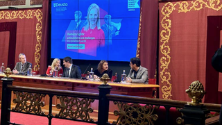 Kerry Kennedy charla con el rector Juan José Etxeberria. A los lados, el decano de la Facultad de Derecho José Ramón Intxaurbe, la presidenta de RFK Human Rights Spain María Díaz de la Cebosa y el director del Instituto de Derechos Humanos, Gorka Urrutia