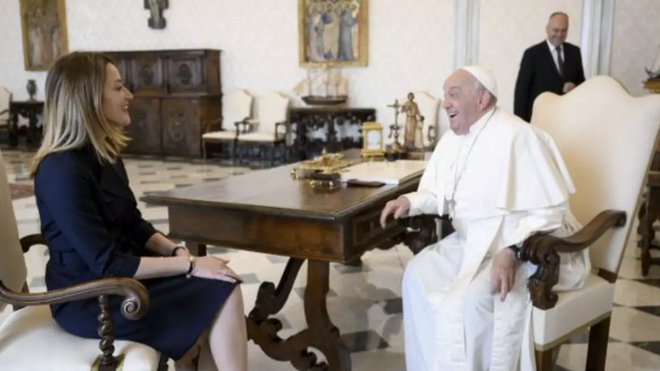 El Papa, con Roberta Metsola