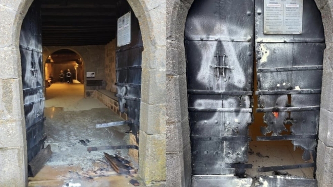 Las puertas del santuario navarro de san Miguel de Aralar, quemadas por varios desconocidos