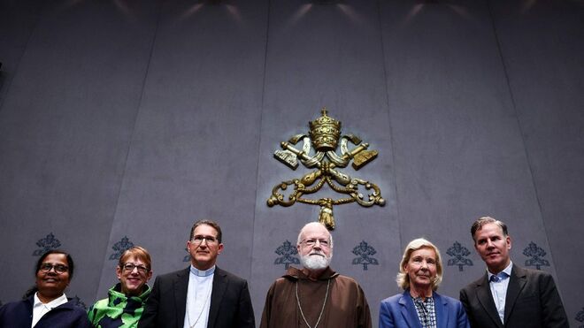 Los responsables del informe, en el Vaticano