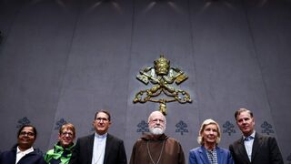 Los responsables del informe, en el Vaticano