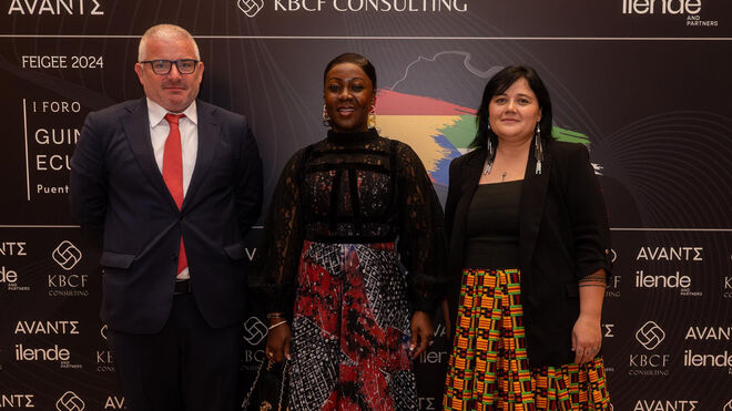 De izquierda a derecha: Jesús Suso, CEO de AVANTE; Nuria Lucía Beholi, Secretaria de Estado de Turismo de Guinea Ecuatorial, y Silvia Carvalho Da Costa, CEO de KBCF Consultores