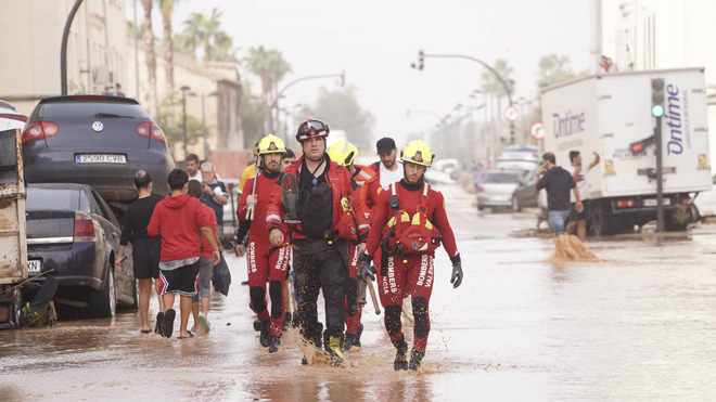 Bomberos y UME trabajando en las calles
