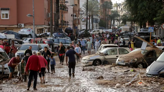 Personas caminando por la calle en Paiporta