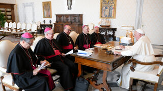 Abusos sexuales de la Iglesia chilena aborda el papa Francisco con Comité Permanente del Episcopado