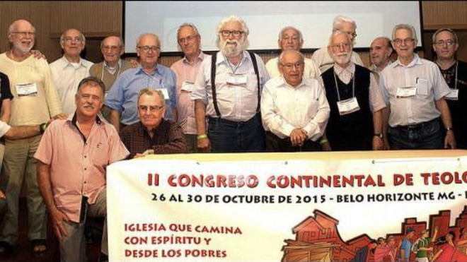 Boff y Gutiérrez juntos, en el centro de la foto