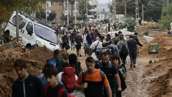 Los vecinos de Paiporta y voluntarios colaboran en el desescombro