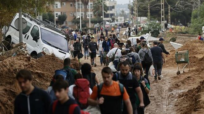 Los vecinos de Paiporta y voluntarios colaboran en el desescombro
