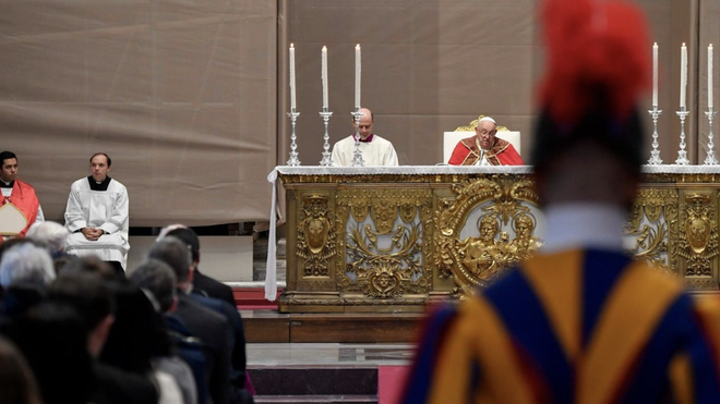 El Papa, en misa por cardenales muertos