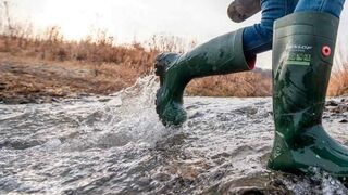Faltan botas de agua y máquinas y herramientas para quitar el barro