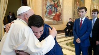 Francisco, abrazado a seminarista de Toledo