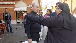 El cura agresor, discutiendo con sor Lucía Caram