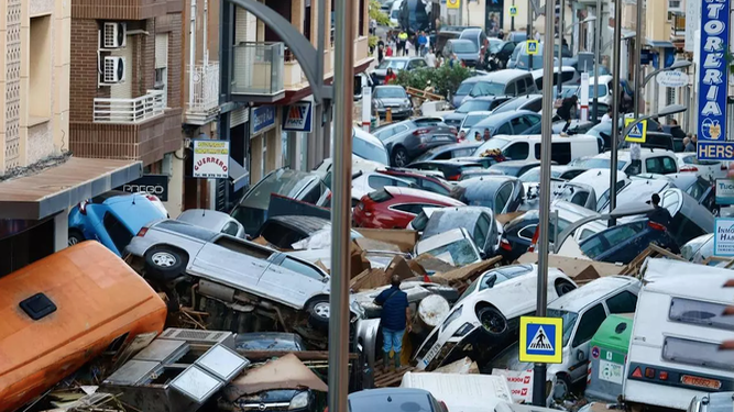 Coches amontonados por la dana