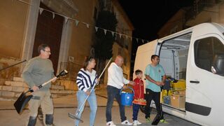 Vecinos de un pueblo de Tarragona se movilizan por la Comunidad Valenciana junto a su cura después de la DANA