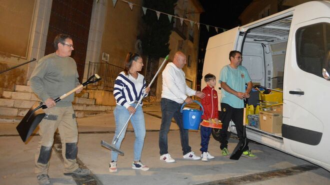 Vecinos de un pueblo de Tarragona se movilizan por la Comunidad Valenciana junto a su cura después de la DANA